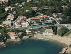 Luftaufnahme des Hotels und der Strand